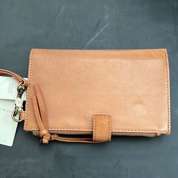 Lucky Brand phone wallet - Picture 3 of 3